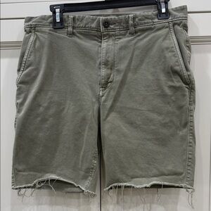 Madewell Sage Green 9” Chino Shorts. Mens size 32.   Raw hemmed edition